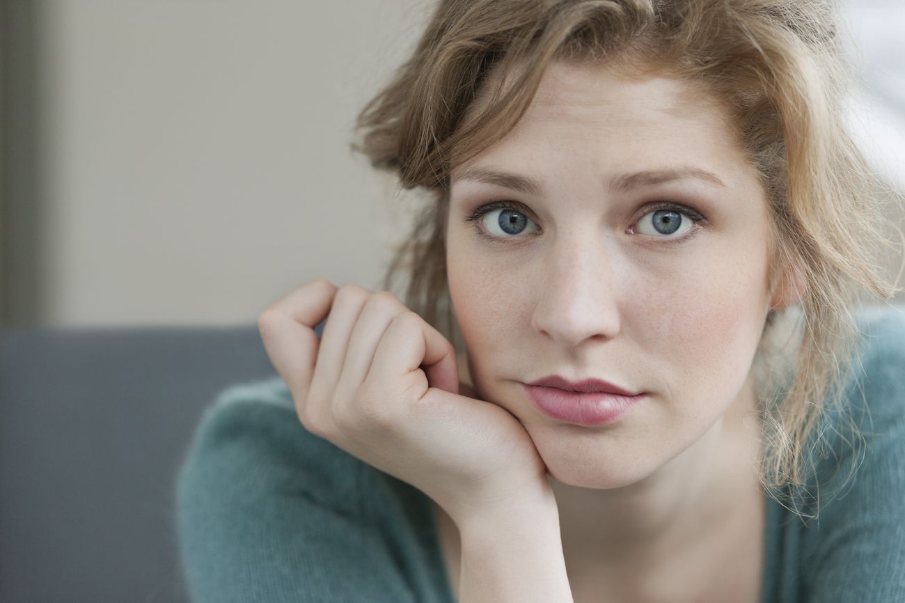 Portrait pensif évoquant la traversée du stress et des émotions
